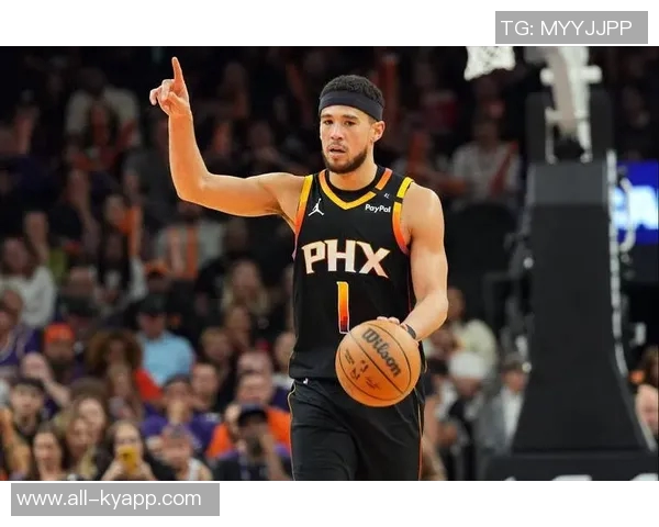 布克半场展现得分能力9投4中贡献14分2板5助表现抢眼